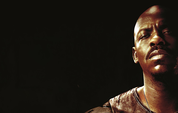 Джакс персонаж фильма Мортал Комбат на черном фоне, 2021