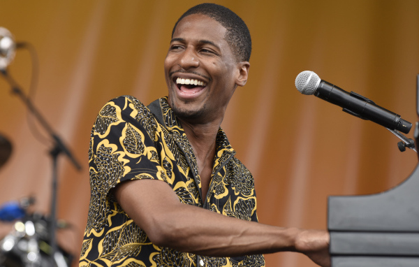 Американский музыкант Джонатан Батисте с микрофоном