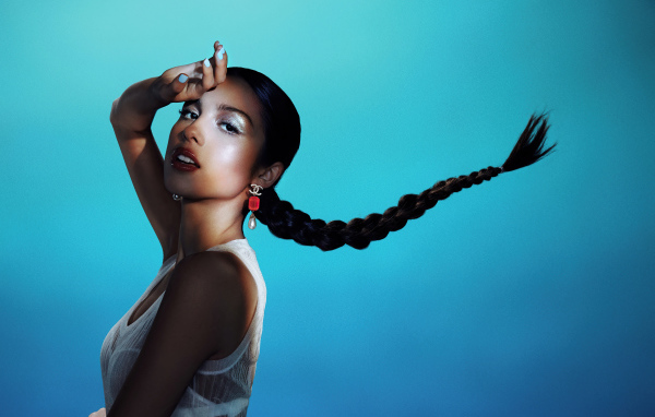 Американская певица Оливия Родриго на голубом фоне