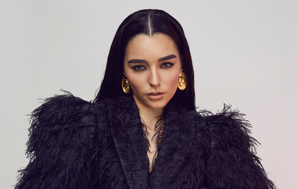 Австралийская певица Индиана Массара в черном наряде