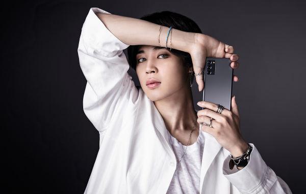 Вокалист группы BTS Jimin с телефоном