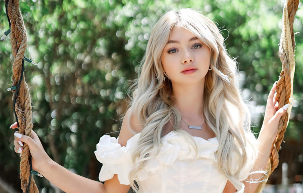 Красивая блондинка певица Сисили Роуз