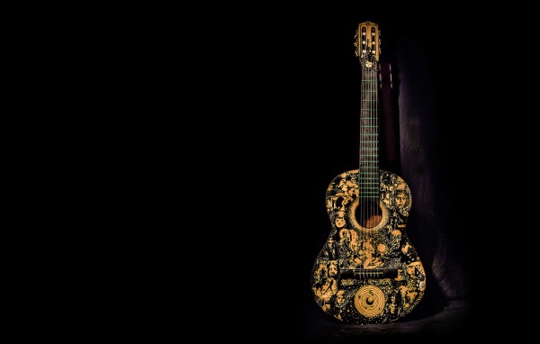 Красивая гитара с рисунком на черном фоне