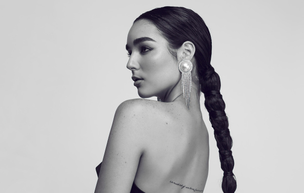 Красивая певица Индиана Массара на сером фоне