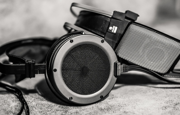 Черные наушники и студийный микрофон