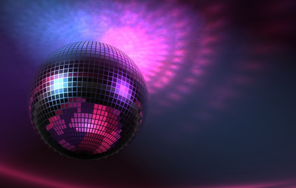 Яркий диско шар на фиолетовом фоне