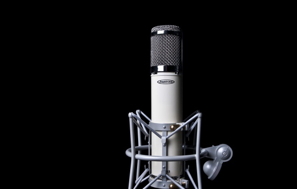 Конденсаторный микрофон на черном фоне