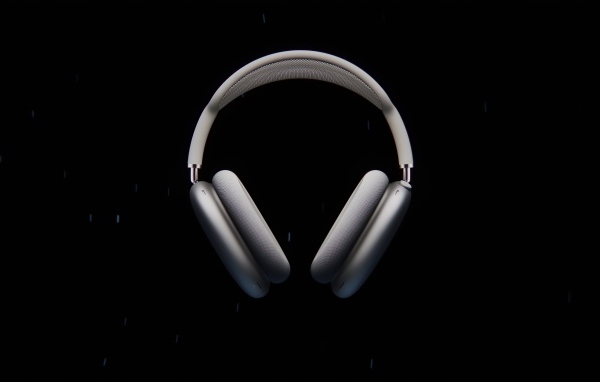 Серые наушники  AirPods Max на черном фоне