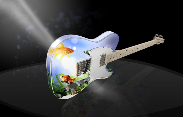 Гитара с рисунком в свете софитов