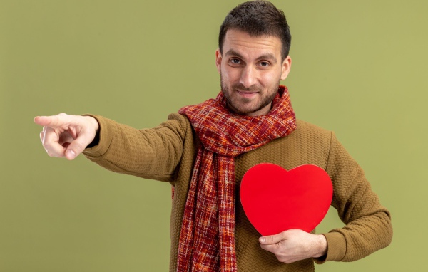 Мужчина с красным сердцем в руке 
