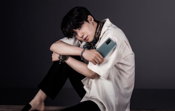 Участник группы BTS Suga на сером фоне