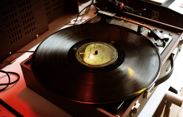 Старый проигрыватель для пластинок