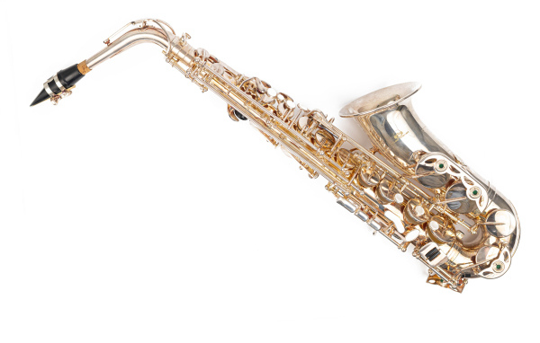 Саксофон на белом фоне крупным планом 