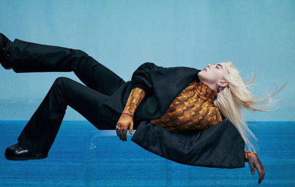 Певица Билли Айлиш на голубом фоне