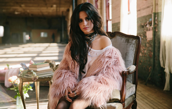 Певица Камила Кабельо сидит в кресле