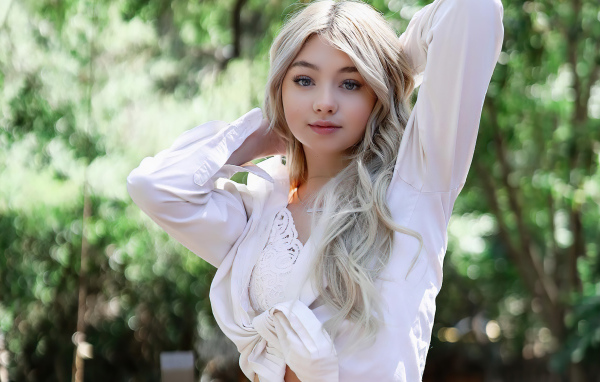 Певица Сисили Роуз в белой рубашке