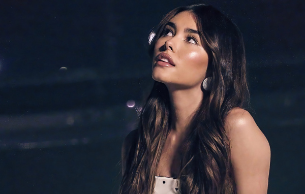 Певица Мэдисон Бир смотрит в сторону