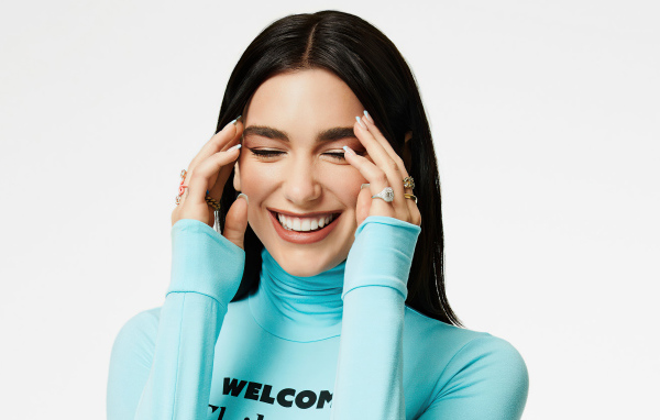 Улыбающаяся девушка певица Дуа Липа