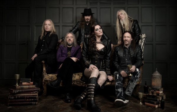 Состав группы Nightwish сидит на диване