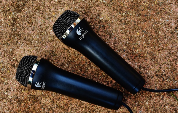 Два микрофона logitech на асфальте 