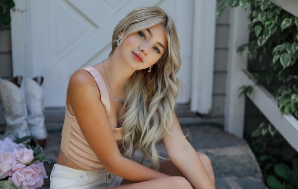 Молодая девушка певица Сисили Роуз