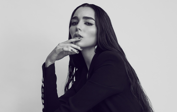 Молодая певица Индиана Массара в черном наряде