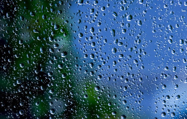 Голубое стекло с каплями дождя