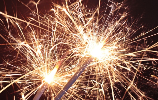 Зажженные бенгальские огни крупным планом 