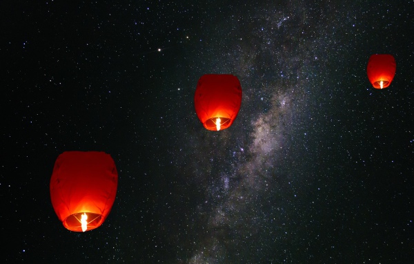 Зажженные китайские фонарики в небе 