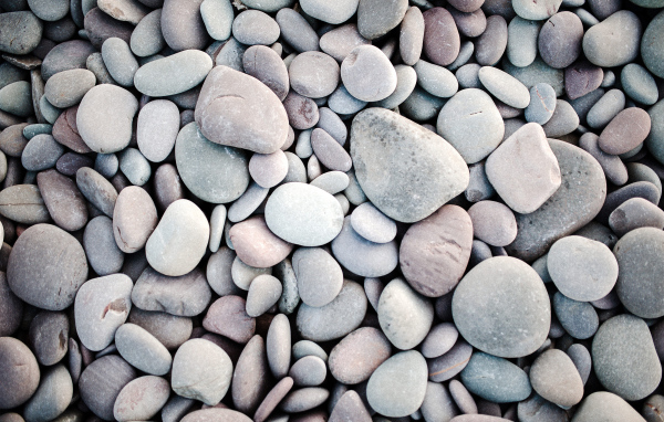 Много серых камней разной формы