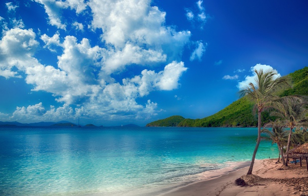 Красивый берег океана с чистой водой под голубым небом