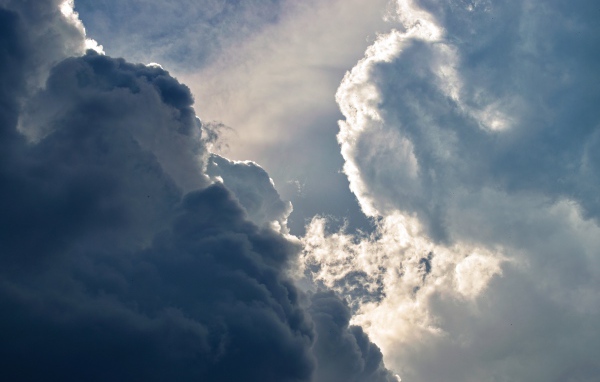 Солнце пробивается сквозь густые белые облака