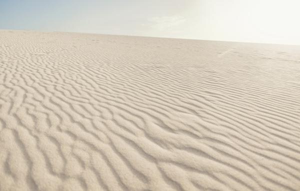 Красивый волнистый белый песок в пустыне