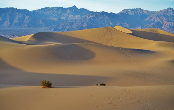 Большая пустыня с горячим песком у гор 