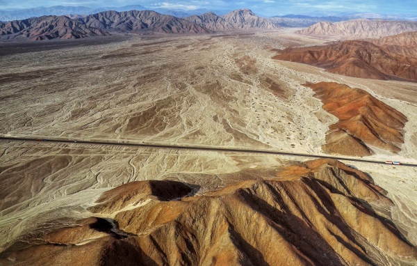 Вид на дорогу через пустыню 