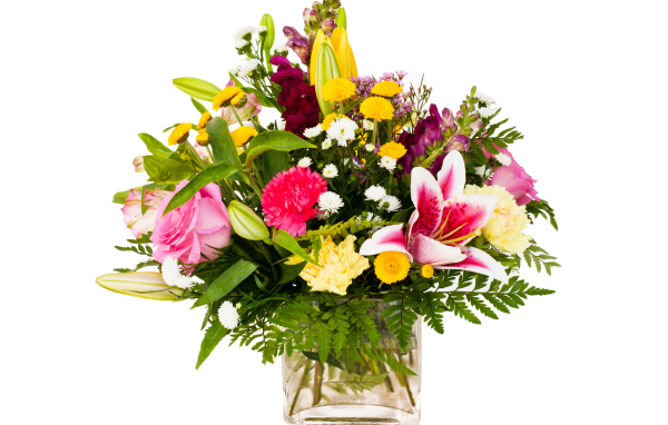 Красивый букет в стеклянной вазе на белом фоне