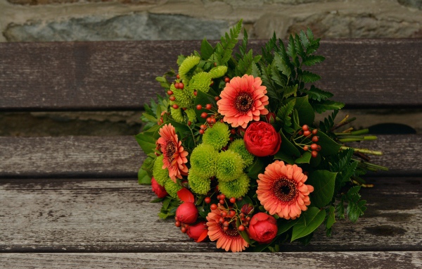 Красивый букет на деревянной лавке