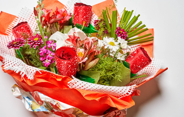 Красивый букет с разными цветами на сером фоне 