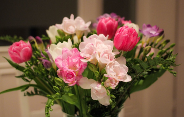 Красивый нежный весенний букет в вазе