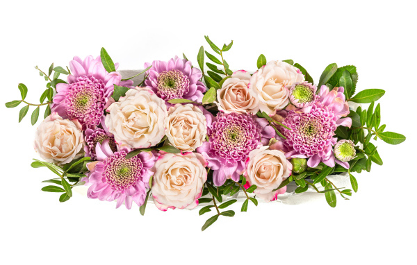 Букет хризантем с белыми розами на белом фоне 