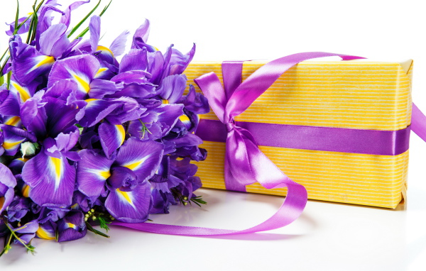 Букет цветов ириса на столе с подарком