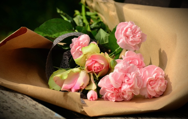 Букет розовых роз в бумаге