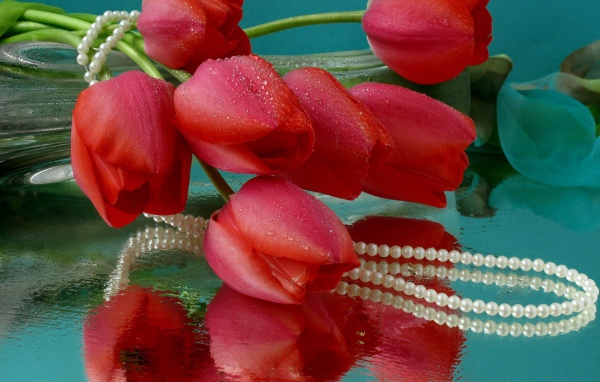 Букет красных тюльпанов и жемчужные бусы