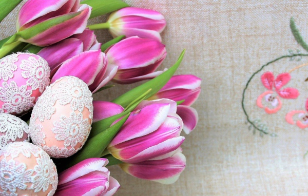 Кружевные пасхальные яйца с тюльпанами