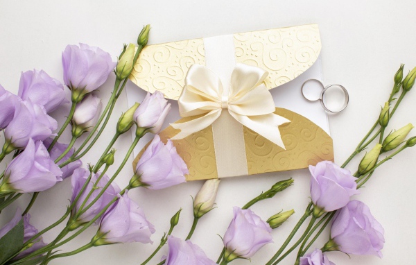 Фиолетовые цветы эустома с приглашением и обручальными кольцами