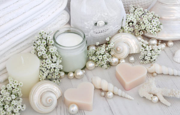 Мыло с бусами, цветами и мылом на столе 