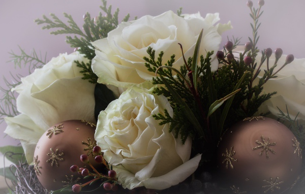 Белые розы с шариками и зелеными листьями 