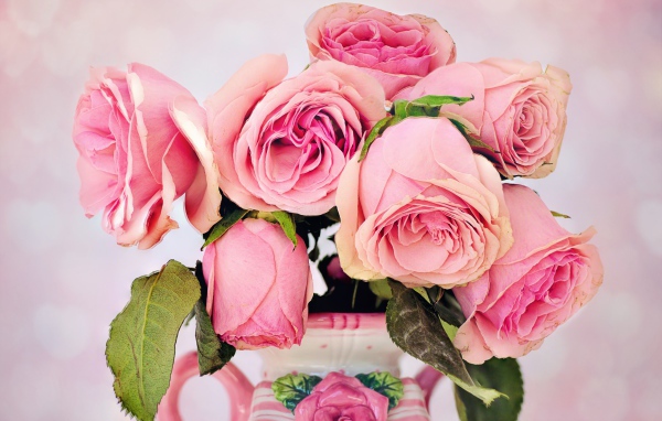 Увядшие розовые розы в вазе 