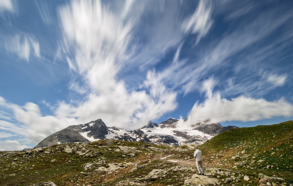 Красивое небо с белыми облаками над горой