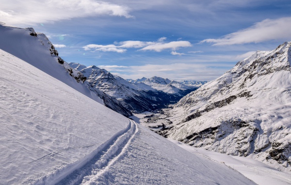 Красивые заснеженные вершины гор 